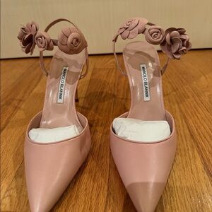 Manolo Blahnik volvonapla flower leather pumps NEW